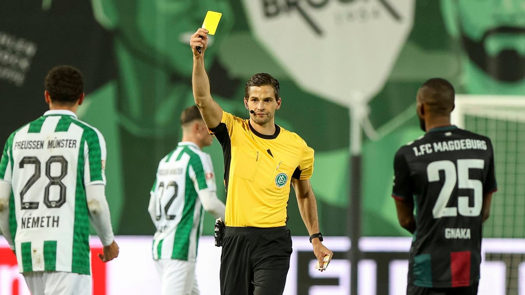 Schiedsrichter Max Burda beim Spiel zwischen dem 1. FC Magdeburg und Preußen Münster. Der 36-Jährige pfeift am Samstag das Derby zwischen dem FCM und Dynamo Dresden.