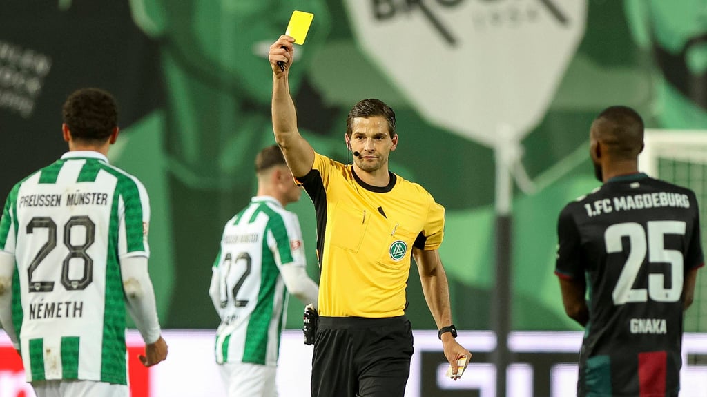Schiedsrichter Max Burda beim Spiel zwischen dem 1. FC Magdeburg und Preußen Münster. Der 36-Jährige pfeift am Samstag das Derby zwischen dem FCM und Dynamo Dresden.