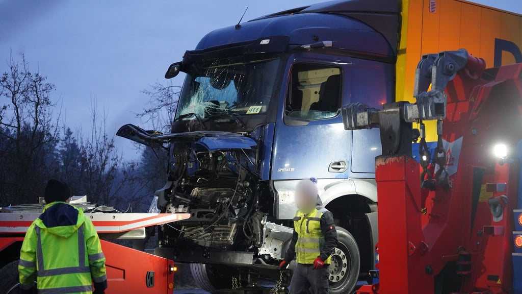 Drei Tote und mindestens elf Verletzte - das ist die vorläufige Bilanz einer Unfallserie auf der A44 im Kreis Paderborn.