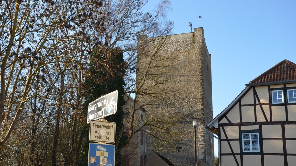 Hier geht es zur Burgruine. Im Herzen Weferlingens wird das lange stiefmütterlich behandelte historische Objekt inzwischen immer wieder zur Kulisse besonderer Veranstaltungen.