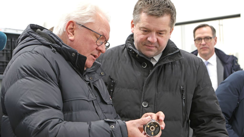 Rheinmetall-Chef Armin Papperger (l) besichtigt mit Sachsen-Anhalts Wirtschaftsminister Sven Schulze die Produktion des Rheinmetallstandorts in Silberhütte.