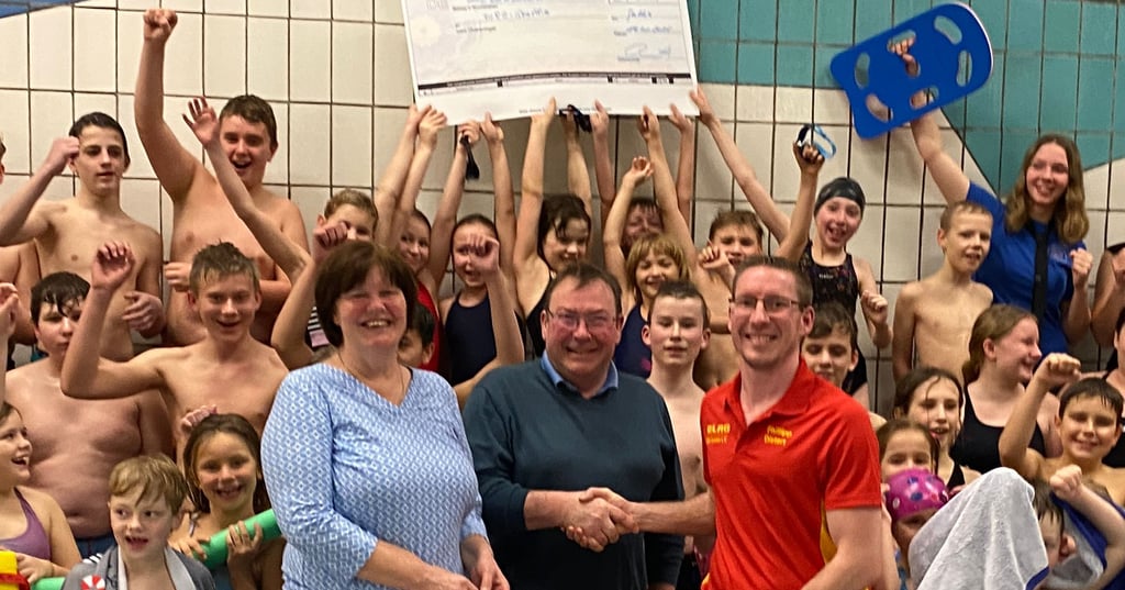 Jubel des Genthiner DLRG-Nachwuchses über Spendenübergabe von Ute und Peter Ewert. 