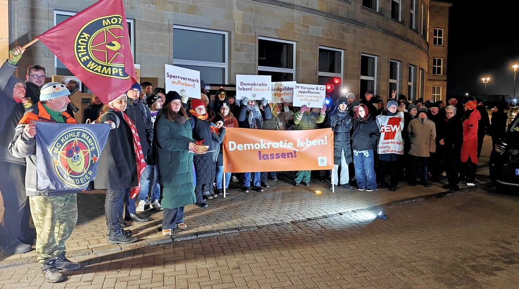 Rund 80 Teilnehmer folgten dem Aufruf zu einer Mahnwache vor dem Rathaus in Wolfen und forderten die Aufhebung des Sperrvermerks