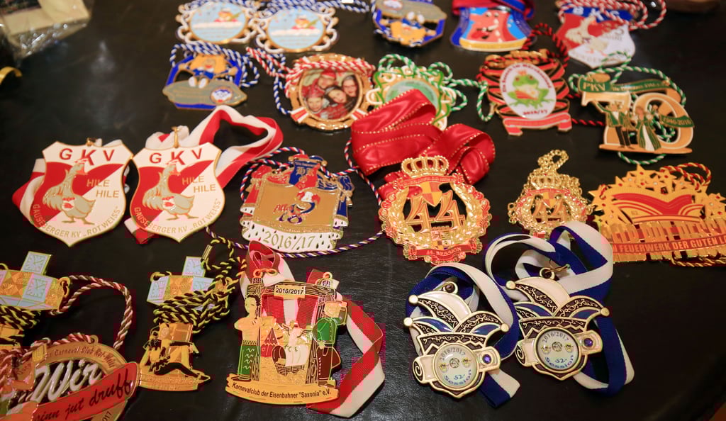 Zahlreiche Orden der aktuellen Session unterschiedlicher Karnevalvereine liegen auf einem Tisch bei einem Empfang in der Staatskanzei in Magdeburg. LIVEZEIT mit Chris am 25. Januar live dabei,