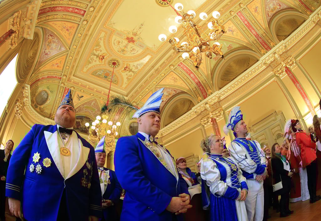 Karnevalisten nehmen bei einem Empfang in der Staatskanzlei in Magdeburg in Sachsen-Anhalt teil.
