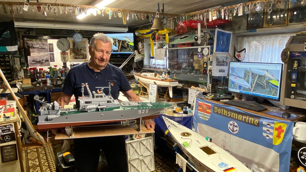 Klaus Klein mit dem fertigen Modell der Libelle in Güsen.