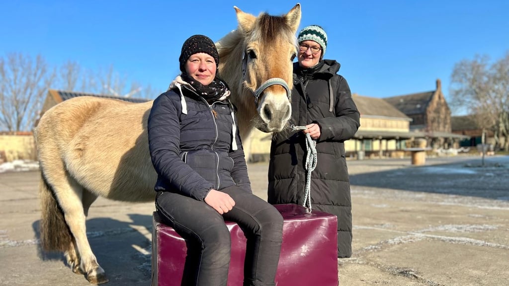 Ute Schmitz (l.) behandelt den 26-jährigen Bure schon länger als Physiotherapeutin und Chiropraktikerin. Reiterin Anne Stief ist dankbar dafür.
