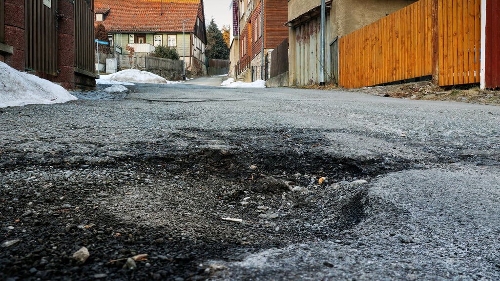 Kaputte Straßen bleiben ein Thema im Oberharz. In Stiege soll es dank einer Initiative Fortschritte geben. Doch auch woanders sieht es ähnlich aus, wie hier auf der Büchenbergstraße in Elbingerode.
