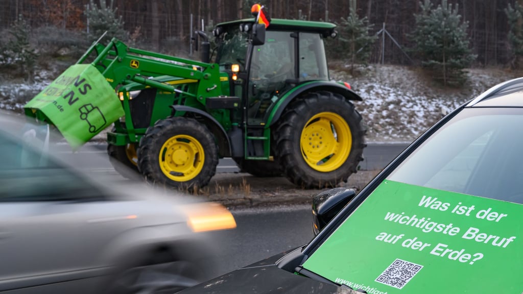 Landwirte demonstrieren am Berliner Ring. (Foto aktuell)
