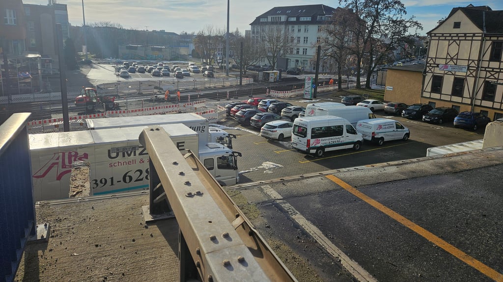Wo einst eine Brücke des Magdeburger Rings die Halberstädter Straße überquerte, endet die Straße jetzt im Nichts.