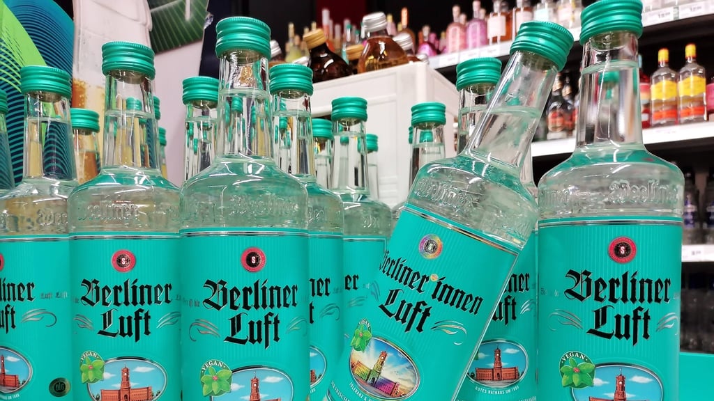 Der Pfefferminzlikör "Berliner Luft" ist schon seit Jahrzehnten weit über die Hauptstadt-Grenzen hinaus bekannt und erfreut sich großer Beliebtheit.