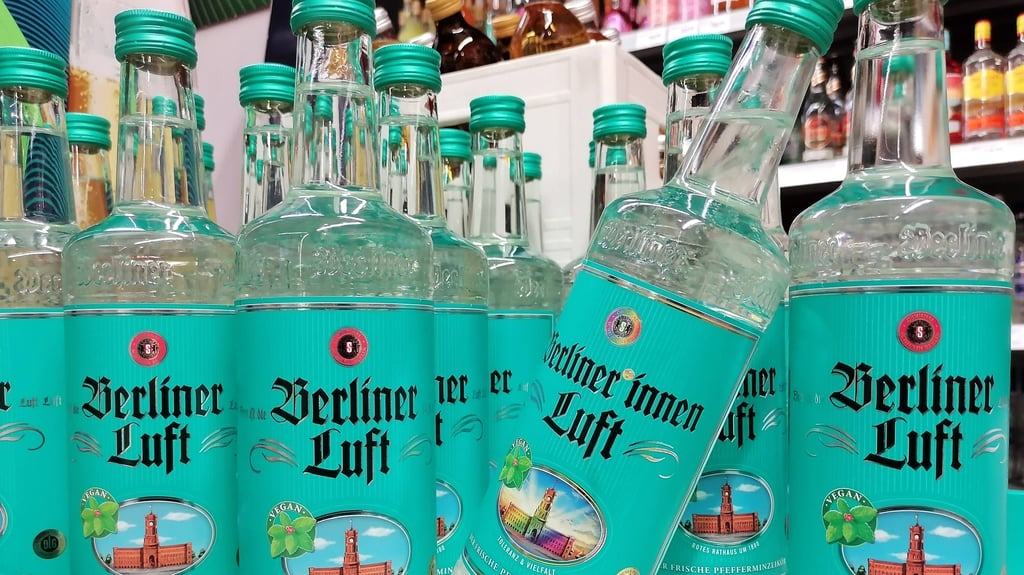 Der Pfefferminzlikör "Berliner Luft" ist schon seit Jahrzehnten weit über die Hauptstadt-Grenzen hinaus bekannt und erfreut sich großer Beliebtheit.