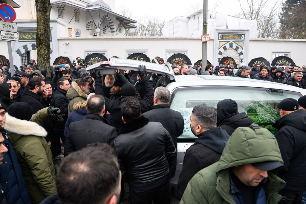 Ein Sarg wird nach dem Trauergebet vor der Beerdigung eines 62-Jährigen vor der Neuköllner Sehitlik-Moschee in einen Leichenwagen verladen.