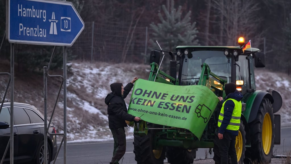 Landwirte demonstrieren am Berliner Ring.