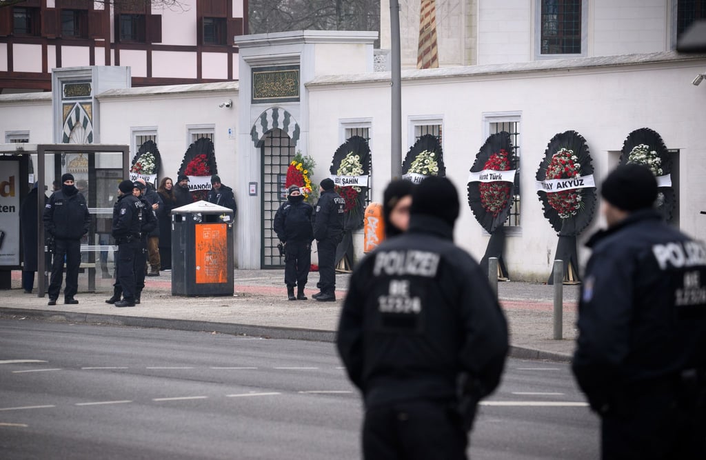 Die Beerdigung im Berliner Clan-Milieu wird von der Polizei mit einem größeren Aufgebot begleitet.