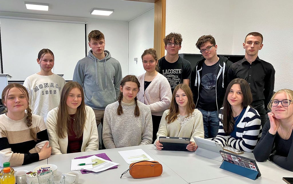 Die Schüler vom Gymnasium Carlinum lesen in der Gedenkstätte. 
