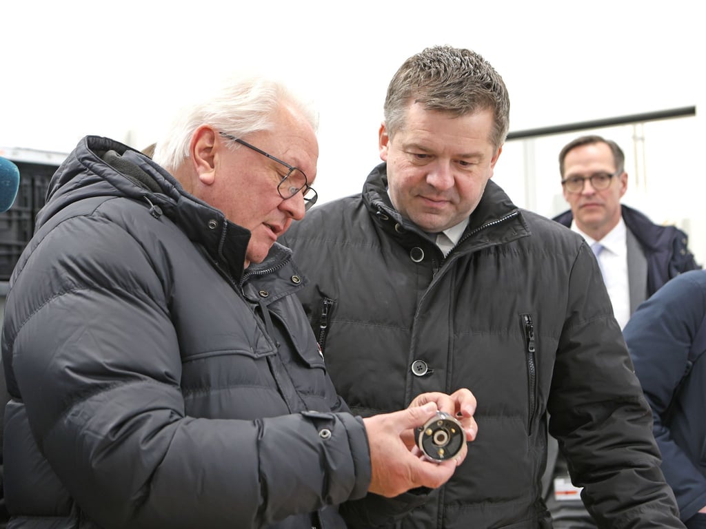 Rheinmetall-Chef Armin Papperger (l) besichtigt mit Sachsen-Anhalts Wirtschaftsminister Sven Schulze die Produktion des Rheinmetallstandorts in Silberhütte.