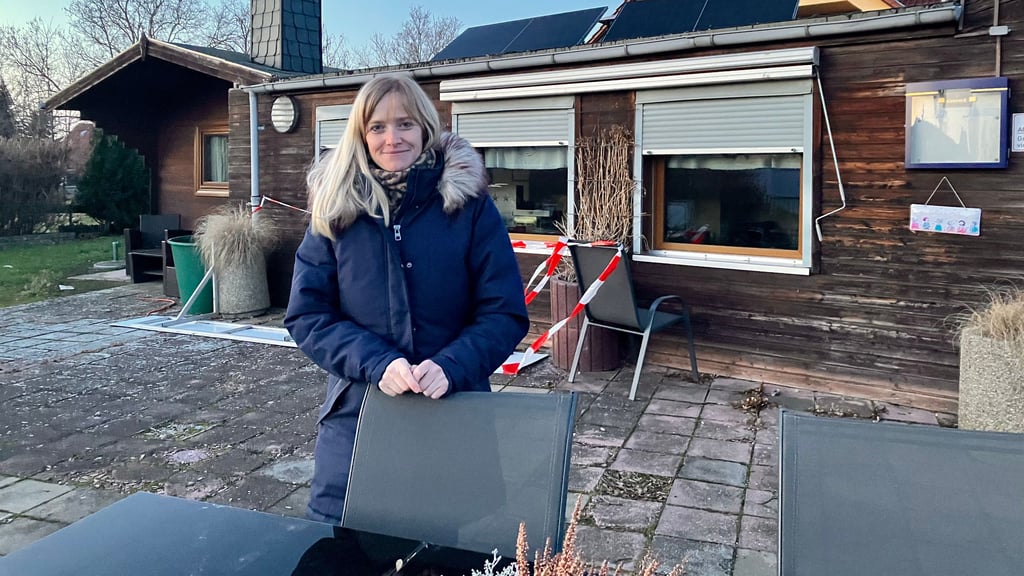 Stephanie Umann vor ihrem „Klein Paris“ in Hedersleben. Wegen eines Feuers im benachbarten Gebäudeteil ist das Café aktuell geschlossen. 