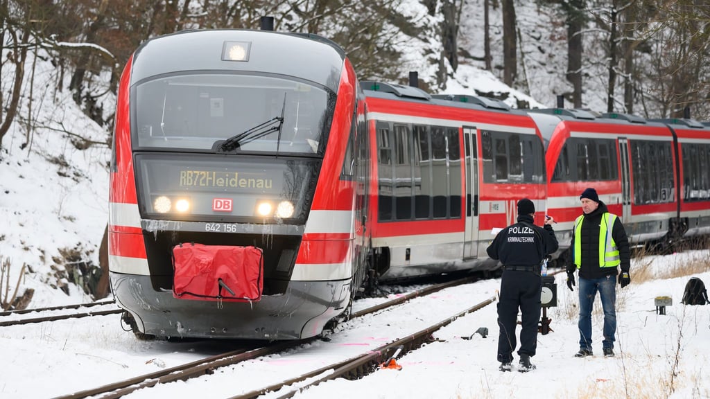 Bei Schnee und Eis ist eine Regionalbahn entgleist. (Archivfoto)