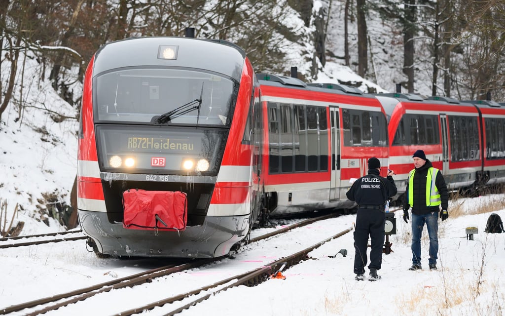 Bei Schnee und Eis ist eine Regionalbahn entgleist. (Archivfoto)