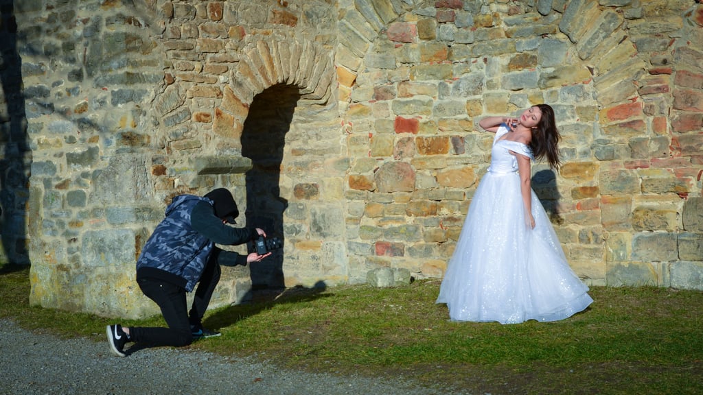 Die Werbefotos für die Dienstleistung muss das junge Team um Liliia Peremot und Maksym Zhygaltsov erst einmal allein machen. Die Ruine der Stiftskirche in Walbeck soll für besondere Hochzeitsfotografie als Kulisse dienen.
