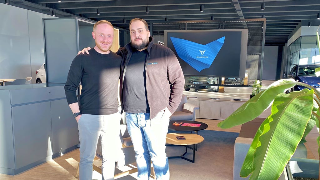 Marcus Trocha (l) und David Herrfurth sind Verkaufsberater im Autohaus Feser-Heise.