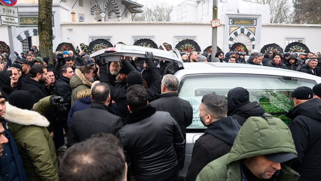 Ein Sarg wird nach dem Trauergebet vor der Beerdigung eines 62-Jährigen vor der Neuköllner Sehitlik-Moschee in einen Leichenwagen verladen.