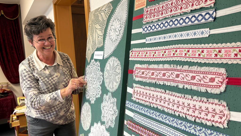 Kerstin Dünnhaupt legt letzte Hand an eine der Schautafeln zum Schneiderhandwerk. Die Ausstellung in der Barleber Heimatstube eröffnet am 27. Januar.