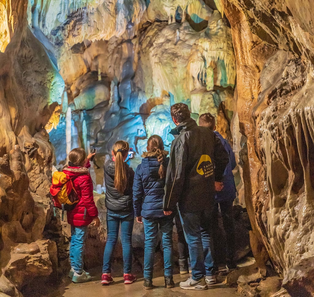 Für kleine Höhlenforscher geht es bei einer Führung mit Helm und Taschenlampe durch die Tropfsteinhöhlen in Rübeland.