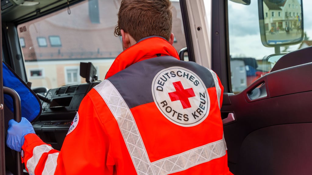 Ein Rettungssanitäter im Einsatz. 