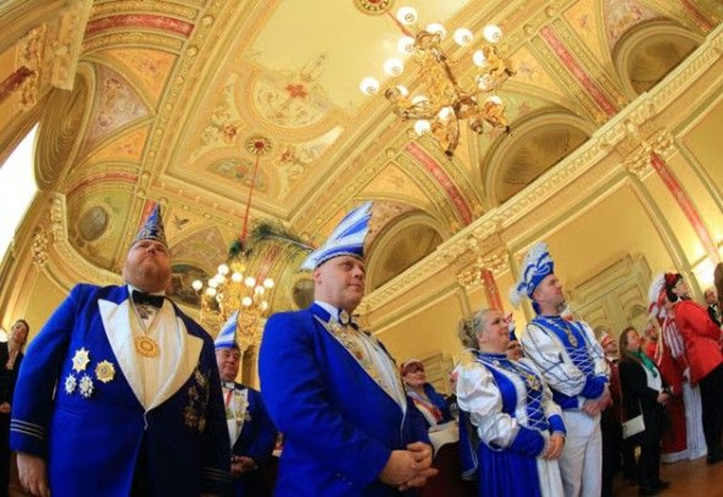 Karnevalisten nehmen bei einem Empfang in der Staatskanzlei in Magdeburg in Sachsen-Anhalt teil.