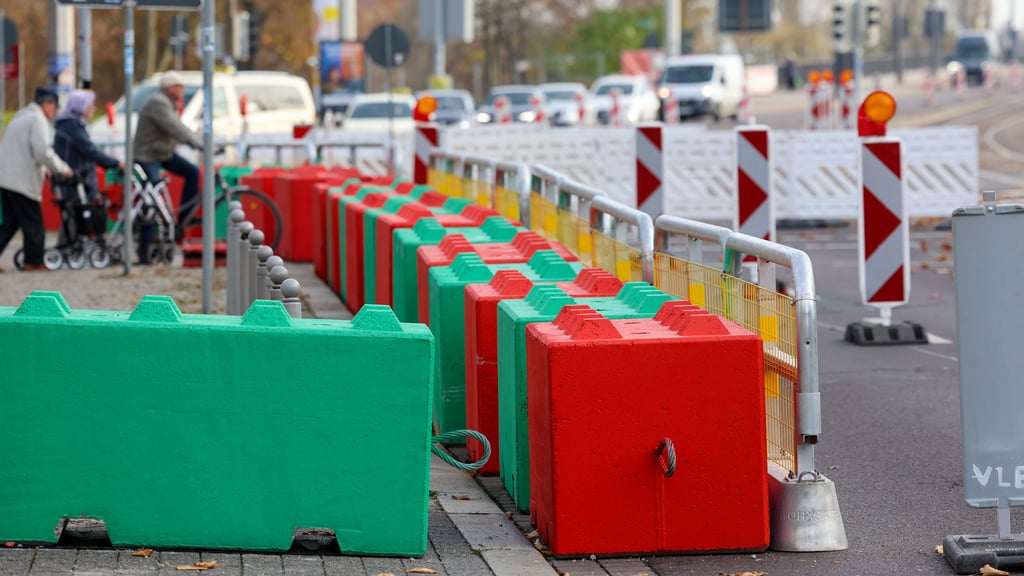 Betonsperren standen rund um den Magdeburger Weihnachtsmarkt. Die Stadt will nun verstärkt zu städtebaulichen Mitteln greifen, um den Zufahrtsschutz zu verbessern.
