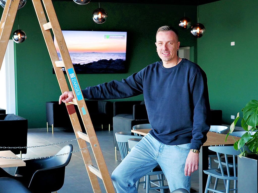 Wärmere statt kalt-weiße Farbgebung, gemütliche Couchlandschaften: Der Freyburger Martin Berghea nimmt eine Reihe von Umgestaltungsmaßnahmen vor.