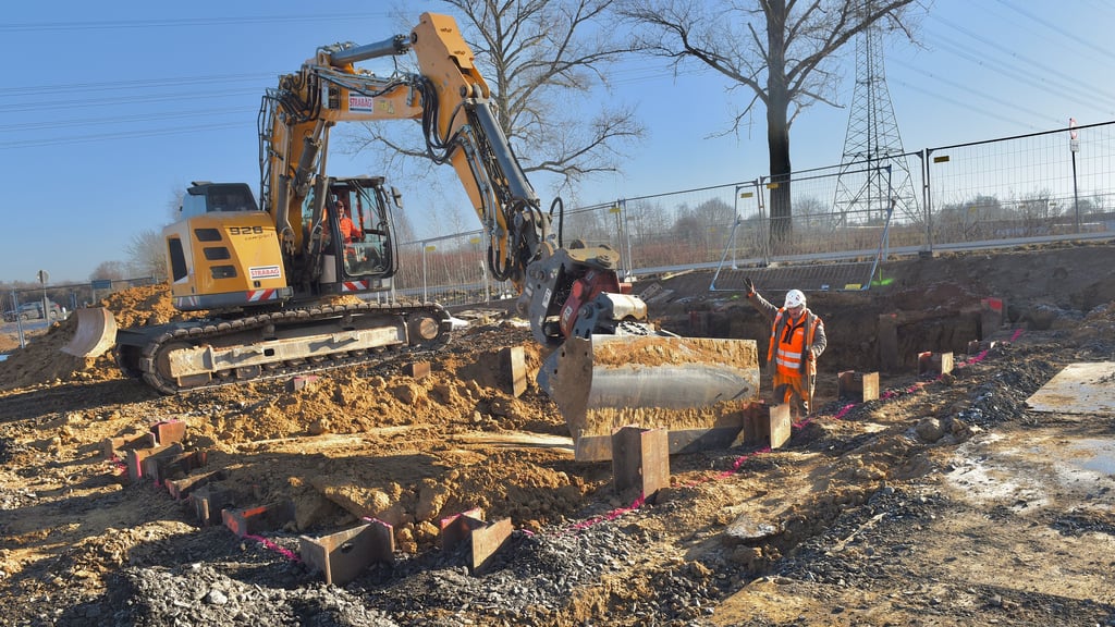 Eine Trinkwasserleitung wird am Ortseingang Klostermansfeld in der Nähe zur B 180 verlegt. 