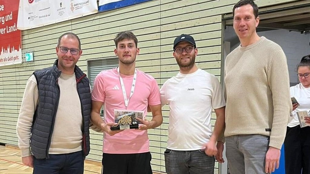 Für sechs Treffer wurde Simon Moratschke als Torschützenkönig von Veranstalter Jacob Zeuch ausgezeichnet. Das freute auch Landrat Steffen Burchhardt (r.) und Burgs Bürgermeister Philipp Stark.