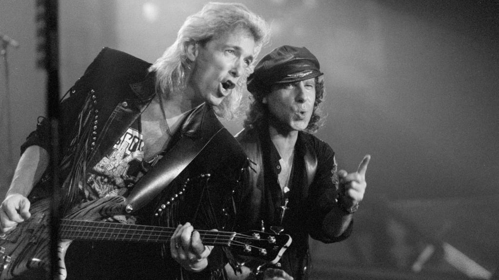 Ex-Bassist Francis Buchholz (l.) mit Scorpions-Frontmann Klaus Meine 1991 in Frankfurt am Main. (Archivbild)