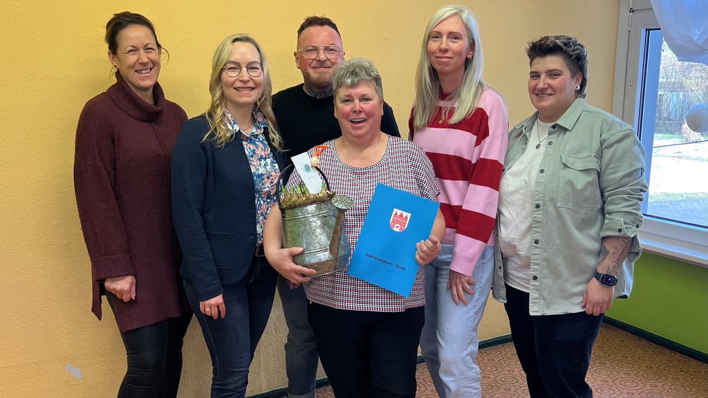 Zur offiziellen Verabschiedung von Kerstin Thurau (Mitte) ist auch Bürgermeisterin Grit Matz (Zweite von links) nach Klein Wanzleben gekommen.