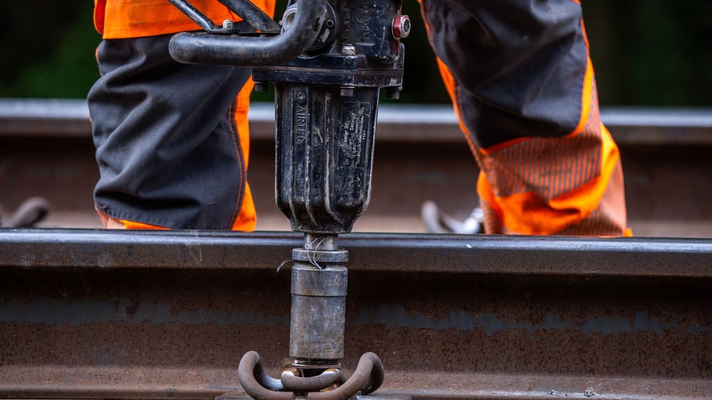 Bei Gleisbauarbeiten in Elsteraue wurde ein Arbeiter schwer verletzt.