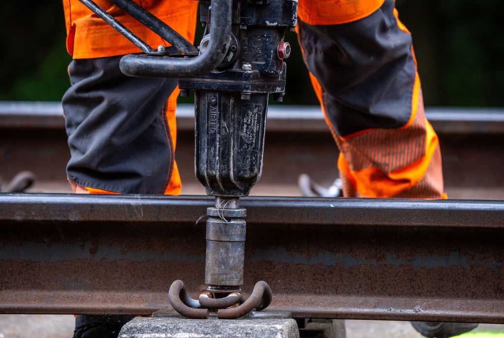 Bei Gleisbauarbeiten kam es im Burgenlandkreis zu einem schweren Unfall. (Symbolbild)