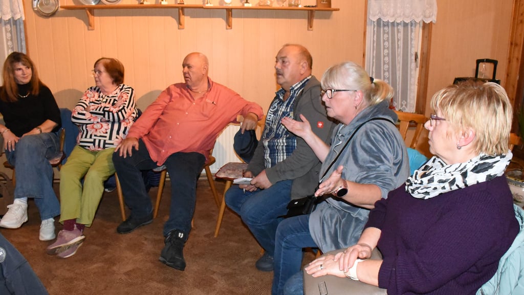Der Besitzer des ehemaligen Campingplatzes „Großer Schachtsee“ in Wolmirsleben, Joachim Nöske (3.v.l.), seine Frau Doreen (l.), Maria Behrens (2.v.l.) von der Mitteldeutschen Camping- und Gastro GmbH und ehemalige Dauercamper beklagten sich in einer Gemeinderatssitzung über die derzeitige Situation. 