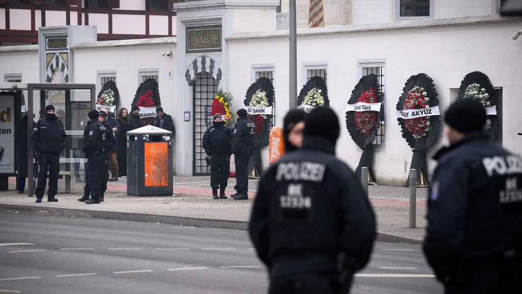 Die Beerdigung im Berliner Clan-Milieu wird von der Polizei mit einem größeren Aufgebot begleitet.