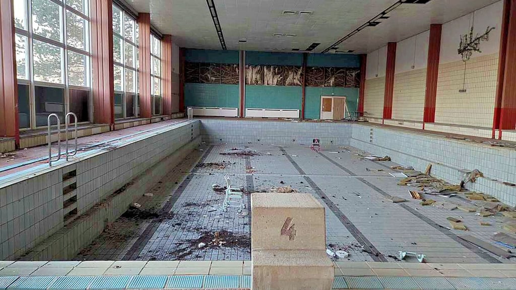 Hier wird seit 2018 nicht mehr geschwommen:  Die Schwimmhalle in Dessau-Süd.