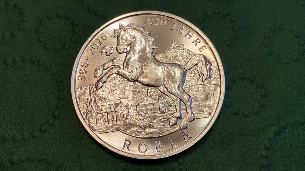 Die Jahresmedaille 2026 des Stolberger Museums Alte Münze ist dem Jubiläum „1.030 Jahre Roßla“ gewidmet.