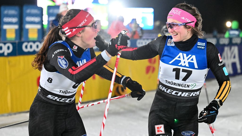 Coletta Rydzek (l) und Laura Gimmler siegen in Goms im Team-Sprint. (Archivbild)