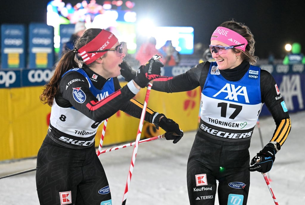 Coletta Rydzek (l) und Laura Gimmler siegen in Goms im Team-Sprint. (Archivbild)