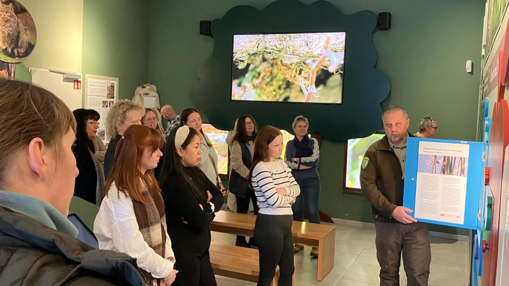 Raik Fleckstein führt die Teilnehmer der Schulung durch das Informationszentrum an der Heimkehle. 