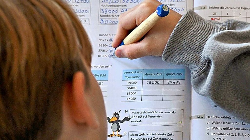 Ein Kind lernt Rechnen. 