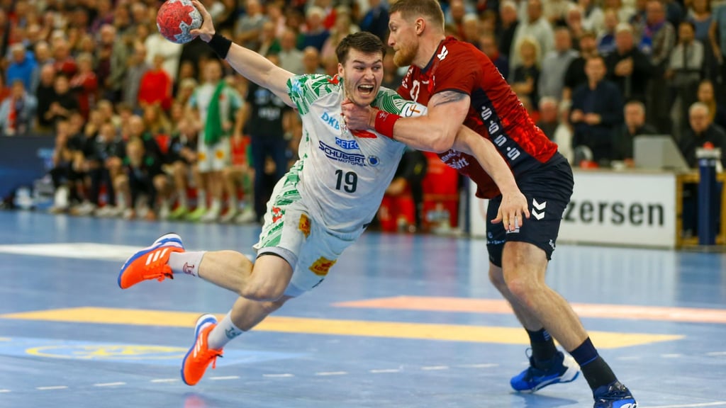 Elvar Örn Jonsson (l) wird dem SC Magdeburg lange fehlen. (Archivbild)