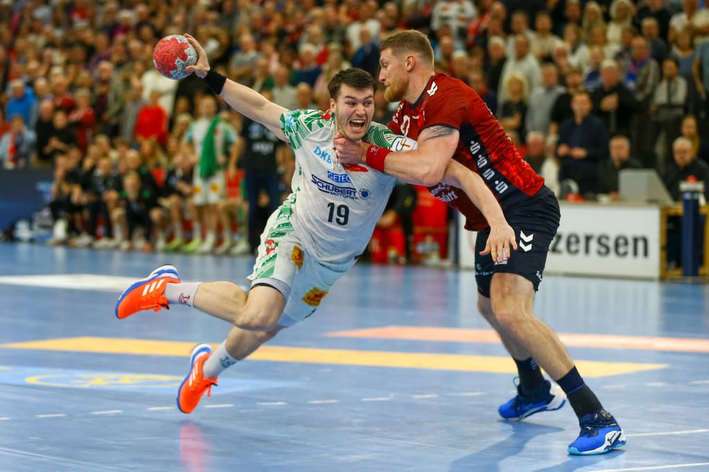 Elvar Örn Jonsson (l) wird dem SC Magdeburg lange fehlen. (Archivbild)