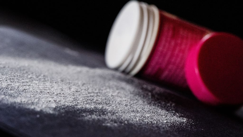 Wenn keine Zeit zum Haarewaschen bleibt: „Öko-Test“ hat 26 Trockenshampoos untersucht.